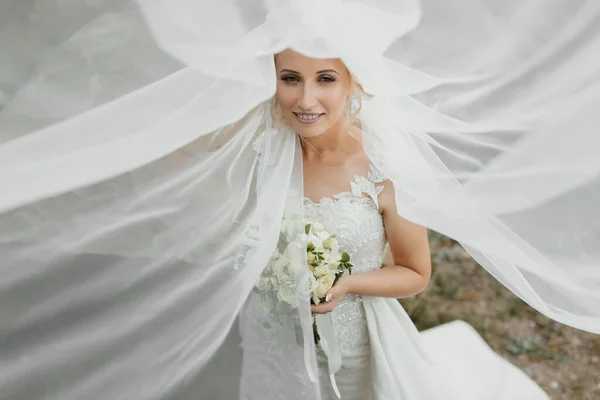 Bride Sitting Rock High Mountains Next Large Stone Wedding Dress — Stock Photo, Image