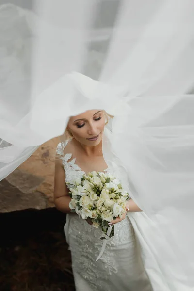 Die Braut Sitzt Auf Einem Felsen Hoch Den Bergen Neben — Stockfoto