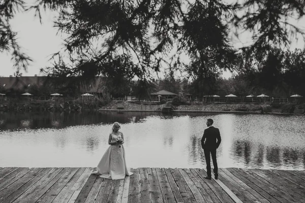 Vőlegény Fekete Öltönyben Fehér Ingben Távol Áll Menyasszonytól Fehér Esküvői — Stock Fotó