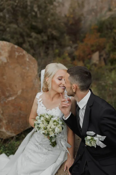 Glücklich Schöne Braut Und Elegante Stilvolle Bräutigam Sitzt Auf Einem — Stockfoto