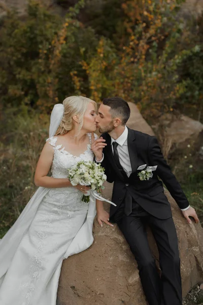Glücklich Schöne Braut Und Elegante Stilvolle Bräutigam Sitzt Auf Einem — Stockfoto