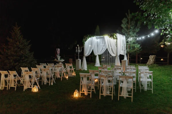 호숫가 에서의 결혼식 저녁에 그림을 그리는 로맨틱 그림이야 단상은 꽃으로 — 스톡 사진
