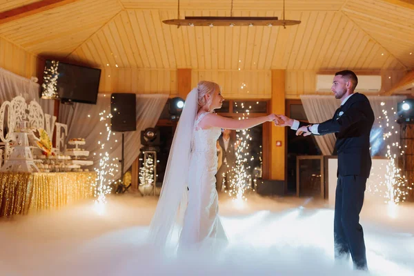 Matrimonio Degli Sposi Elegante Ristorante Con Grande Luce Atmosfera Fumo — Foto Stock