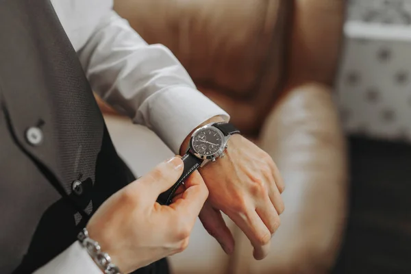 Der Bräutigam Dunklen Anzug Legt Seine Armbanduhr Großaufnahme Stilvoller Bräutigam — Stockfoto