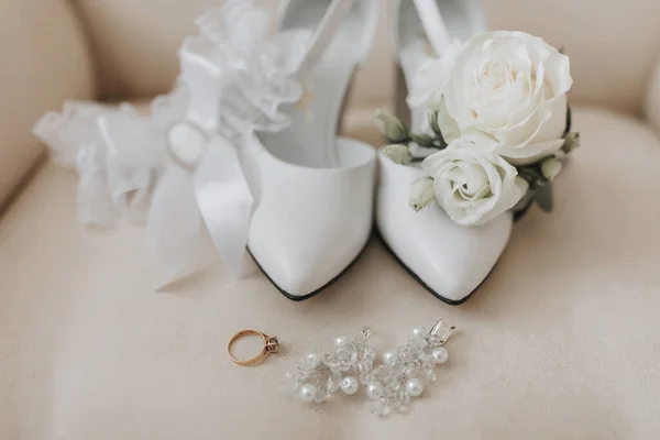 浅色结婚饰物 结婚戒指 吊袜带和脚踝靴 — 图库照片
