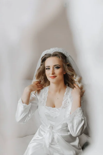 Blonde Braut Satinmantel Und Ihrem Zimmer Neben Ihrem Hochzeitskleid Posierend — Stockfoto