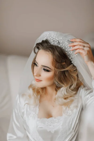Egy Szőke Menyasszony Szatén Köntöst Visel Szobájában Pózol Mutatja Tiaráját — Stock Fotó