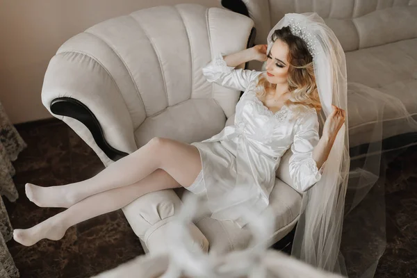 Blonde Braut Satinmantel Und Auf Einer Couch Liegend Posiert Und — Stockfoto