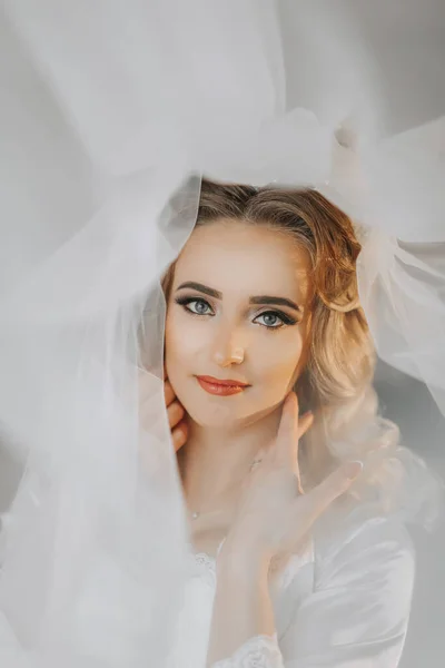 Szőke Menyasszony Szatén Köntösben Fekszik Kanapén Fátyol Alatt Pózolva Gyönyörű — Stock Fotó