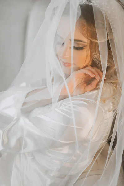 Den Blonda Bruden Klädd Satin Mantel Och Ligger Soffa Poserar — Stockfoto