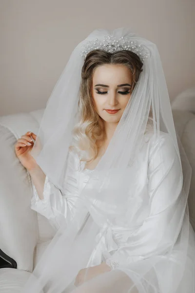 Die Blonde Braut Trägt Ein Satingewand Aus Sitzen Und Ein — Stockfoto