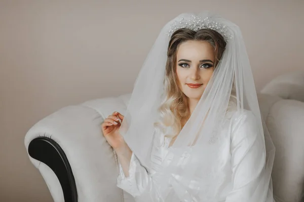Blonďatá Nevěsta Oblečená Saténovém Županu Sedadel Pohovce Pod Závojem Krásné — Stock fotografie