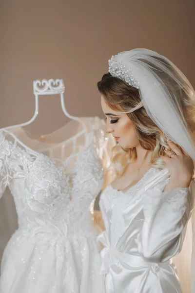 Die Blonde Braut Trägt Eine Robe Aus Satin Schöne Haare — Stockfoto