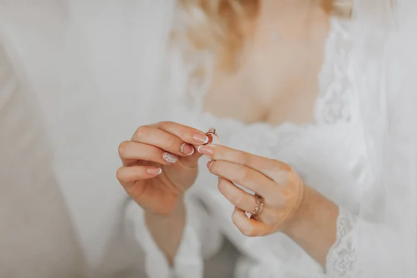 Blonďatá Nevěsta Bílých Šatech Drží Svůj Zlatý Snubní Prsten Francouzská — Stock fotografie