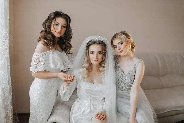 Bridesmaids Look Smiling Bride All Same Couch Veil Bride Her Stock Photo by  ©Vasilij33 665313740
