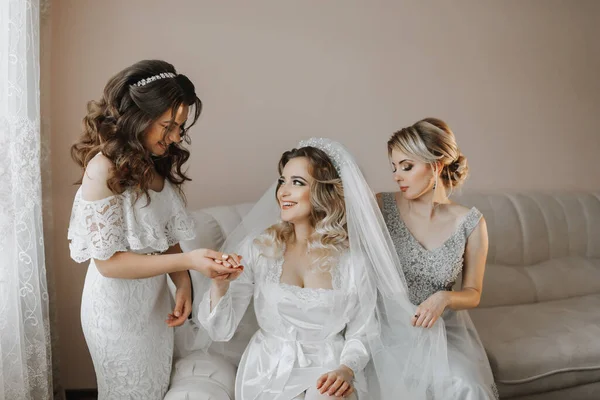 Bruidsmeisjes Kijken Naar Lachende Bruid Allemaal Dezelfde Bank Bruid Haar — Stockfoto
