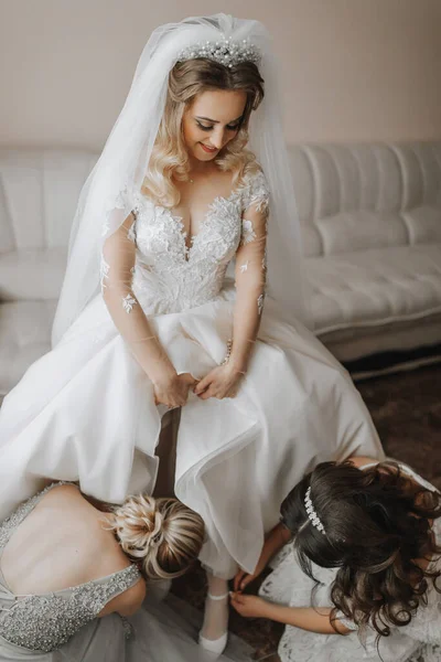 Девушки Помогают Невесте Надеть Свадебные Туфли Красивые Женские Ноги Вблизи — стоковое фото
