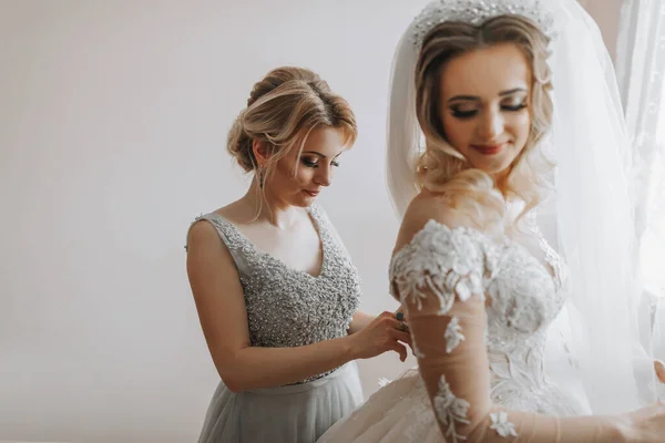 Утренняя Невеста Подружка Невесты Помогает Невесте Зашить Платье Девушки Помогают — стоковое фото