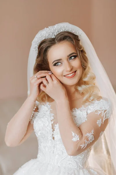Красивая Молодая Невеста Носит Серьги Перед Свадебной Церемонией Дома Блондинка — стоковое фото