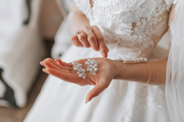 Kadın Mücevher Konsepti Kadınların Elleri Yüzükler Kolye Takarak Kapanır Modern — Stok fotoğraf