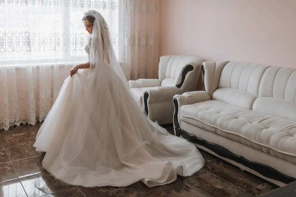 Наречена Білій Весільній Сукні Щаслива Красива Молода Жінка Білій Традиційній — стокове фото
