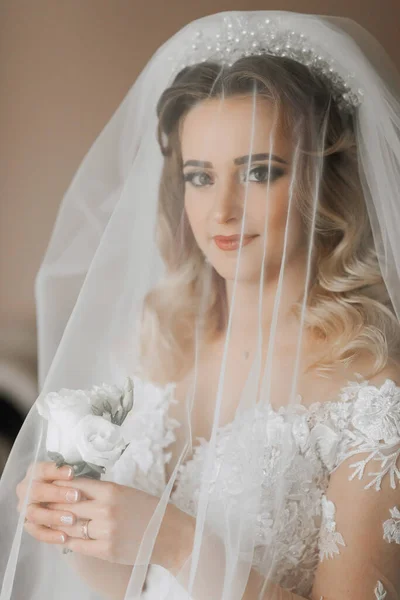 Счастливая Красивая Невеста Завесой Крупного Плана Красивая Невеста Показывает Свой — стоковое фото