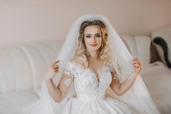 Die Braut Weißen Brautkleid Glücklich Schöne Junge Frau Weißen Traditionellen — Stockfoto