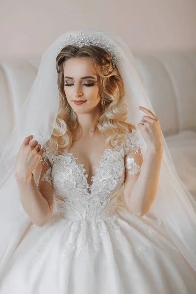 Menyasszony Fehér Menyasszonyi Ruhában Boldog Gyönyörű Fiatal Fehér Hagyományos Esküvői — Stock Fotó