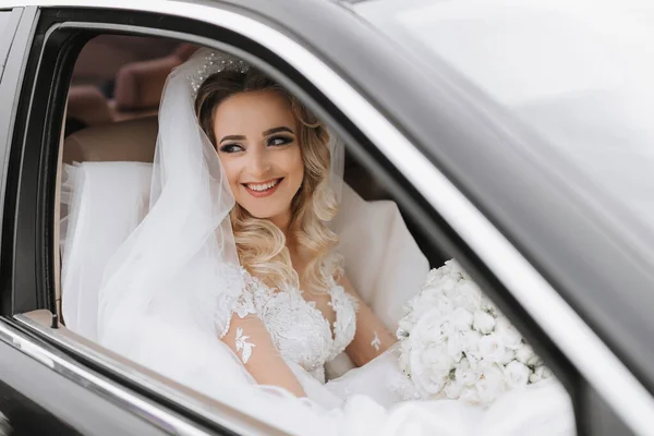 Седовласая Ювелирная Голова Невесты Сидящая Черной Машине День Вашей Свадьбы — стоковое фото