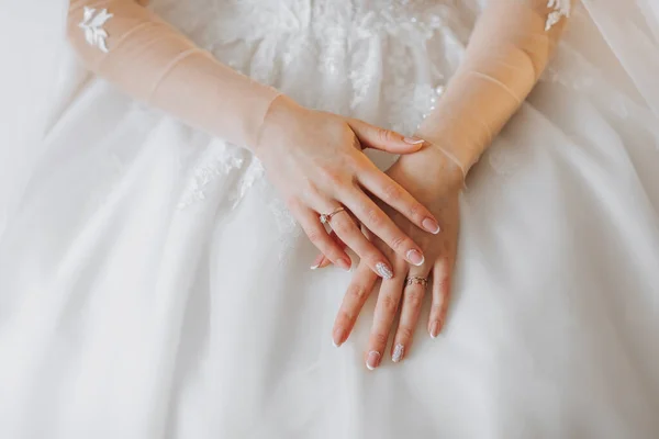 Невеста Белом Свадебном Платье Счастливая Красивая Молодая Женщина Белом Традиционном — стоковое фото