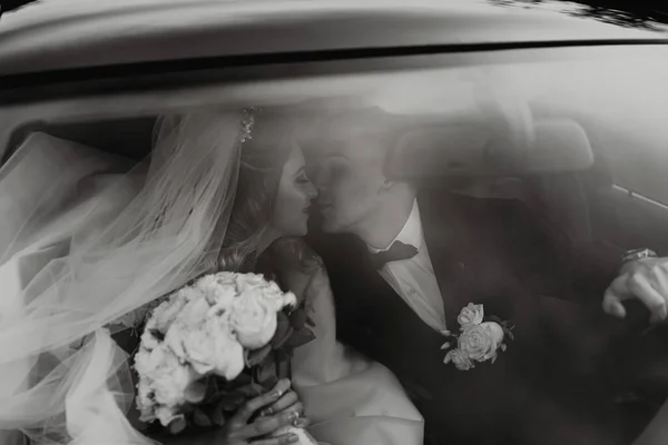 Роскошная Элегантная Свадебная Пара Обнимающая Стильном Черном Автомобиле Свете Великолепная — стоковое фото