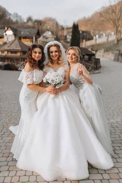 Стильные Подружки Невесты Веселятся Невестой Природе Позируют Глядя Камеру — стоковое фото