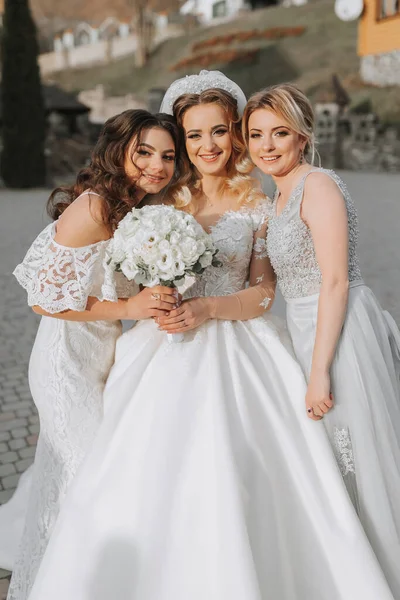 Стильные Подружки Невесты Веселятся Невестой Природе Позируют Глядя Камеру — стоковое фото