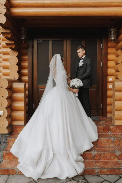 Jóképű Vőlegény Bájos Menyasszony Együtt Maradni Közelében Modern Faház Parkban — Stock Fotó