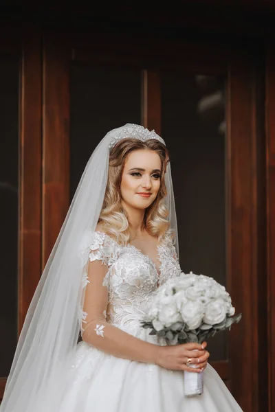 Красивая Очаровательная Невеста Возле Современного Деревянного Дома Парке Великолепное Платье — стоковое фото