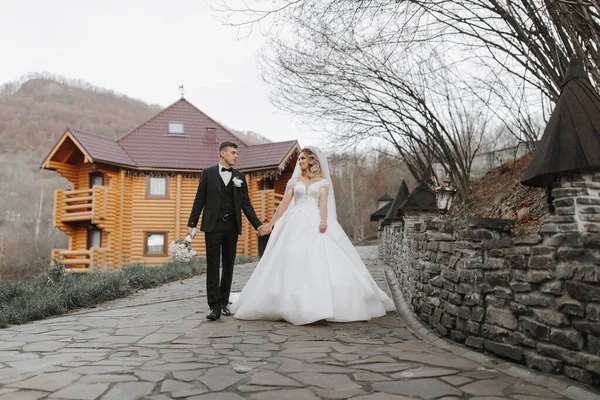Bello Sposo Affascinante Sposa Stanno Camminando Insieme Vicino Moderne Case — Foto Stock