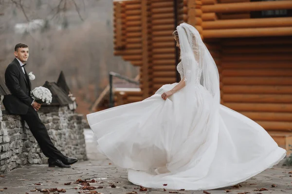 Eine Schöne Und Charmante Braut Kreist Der Nähe Moderner Holzhäuser — Stockfoto