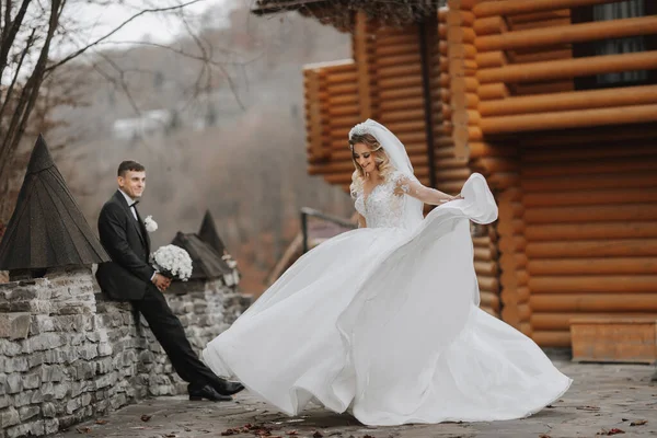 Una Sposa Bella Affascinante Sta Girando Vicino Moderne Case Legno — Foto Stock