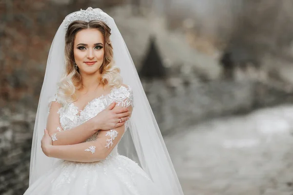 Glückliche Junge Frau Mit Langen Lockigen Haaren Weißen Kleid Lächelnd — Stockfoto