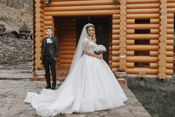 Ein Gutaussehender Bräutigam Und Eine Charmante Braut Gehen Gemeinsam Der — Stockfoto