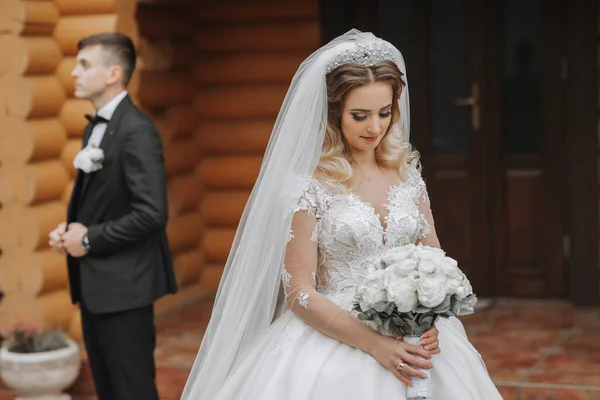 Egy Jóképű Vőlegény Egy Bájos Menyasszony Sétálnak Együtt Modern Faházak — Stock Fotó