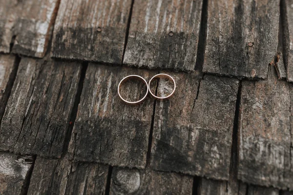 木製の背景に金のリングのペア マットな表面を持つ素朴な結婚指輪 自然愛好家のためのジュエリー — ストック写真