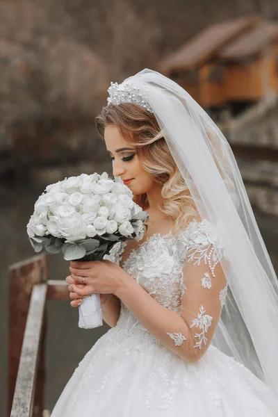 Stilvolle Braut Üppigem Kleid Und Modischer Frisur Steht Auf Einem — Stockfoto