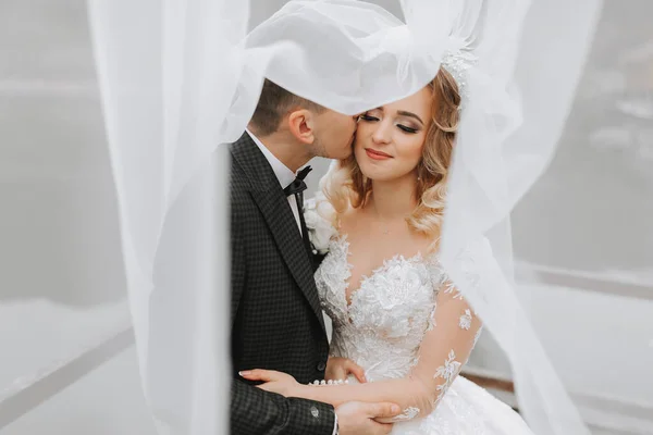Bruidegom Bruid Het Bos Herfst Bruiloft Het Bos Gelukkige Bruiloft — Stockfoto