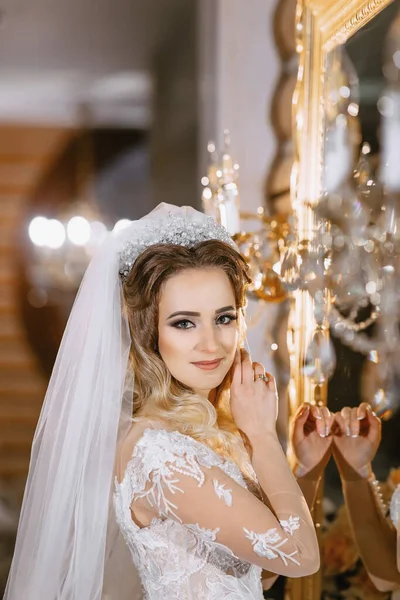 Piękna Panna Młoda Sukni Ślubnej Piękną Fryzurą Pięknym Drewnianym Wnętrzu — Zdjęcie stockowe