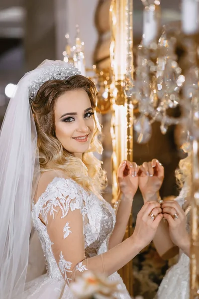 Schöne Braut Einem Hochzeitskleid Mit Einer Schönen Frisur Einem Schönen — Stockfoto