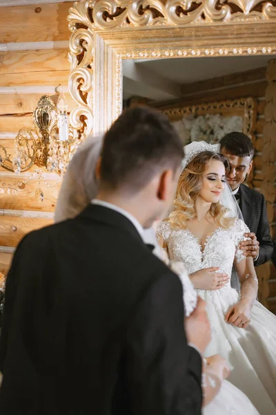 Vacker Brud Bröllopsklänning Med Vacker Frisyr Och Brudgum Svart Kostym — Stockfoto