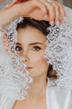Açık cüppeli gelin, açık büst. Saç stilin harika. Dantel bornoz, yakın plan portre, kameraya bakmak.