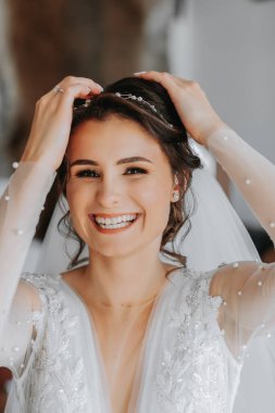 Beyaz elbiseli güzel seksi gelin poz veriyor. Düğün saçı ve makyaj