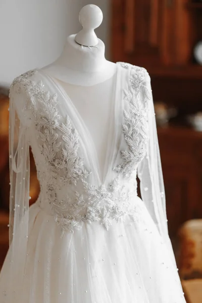 在有德国风格的房间里 穿上白色婚纱 婚礼细节 带有长列的现代婚纱 袖子长 后背开阔 — 图库照片